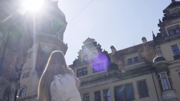 Μια Όμορφη Τουρίστρια Περπατά Ένα Σακίδιο Στην Ευρωπαϊκή Πόλη Της — Αρχείο Βίντεο