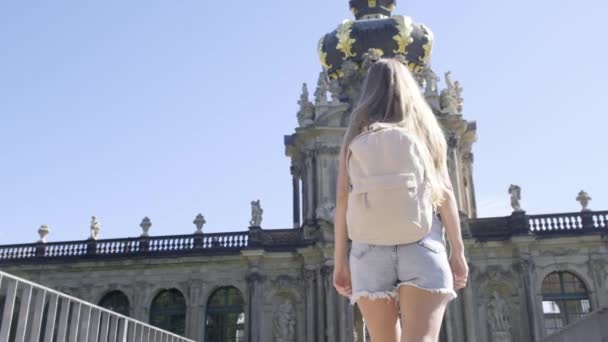 Μια Όμορφη Τουρίστρια Περπατά Ένα Σακίδιο Στην Ευρωπαϊκή Πόλη Της — Αρχείο Βίντεο