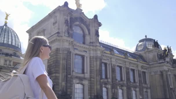 若いヨーロッパ人女性が夏にドイツのドレスデン市を訪れています 旧市街の美しい通り — ストック動画