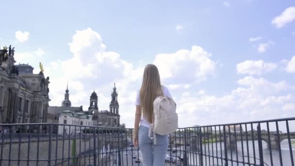 Μια Νεαρή Ευρωπαία Ταξιδεύει Στην Πόλη Της Δρέσδης Της Γερμανίας — Αρχείο Βίντεο