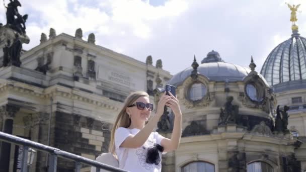 Turismo Germania Una Bella Giovane Donna Visita Città Dresda Germania — Video Stock