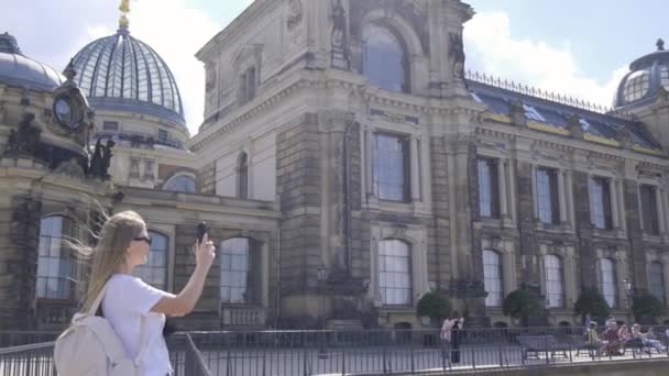 女性観光客は 彼女のスマートフォンにヨーロッパの都市ドレスデンの美しいパノラマの写真を撮ります ドイツの観光 — ストック動画
