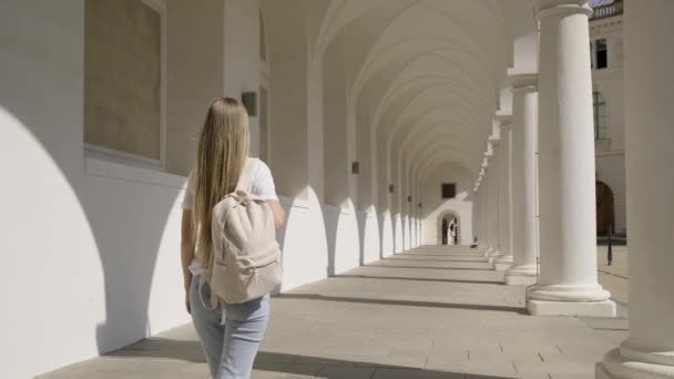 Μια Νεαρή Γυναίκα Ορατή Την Πλάτη Της Περπατάει Όμορφα Μέρη — Αρχείο Βίντεο
