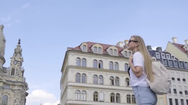 一位背着背包的女游客穿过德国德累斯顿美丽的街道 旅游周末 度假和旅行概念 — 图库视频影像