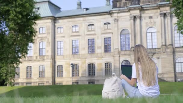 Atrakcyjna Młoda Studentka Europy Lub Siedząca Trawie Przy Użyciu Laptopa — Wideo stockowe
