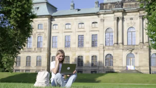 Uma Estudante Está Estudando Sentado Livre Perto Universidade Uma Estudante — Vídeo de Stock