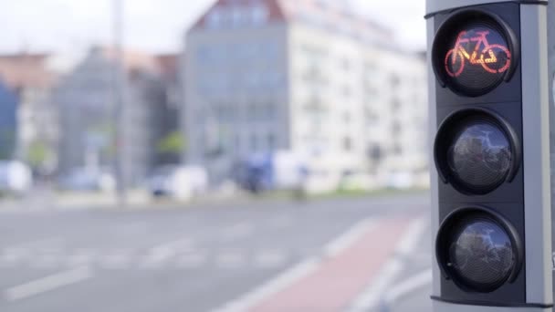 Dopravní Světla Pro Cyklisty Pozadí Rozmazaného Města Červená Kole Žádná — Stock video
