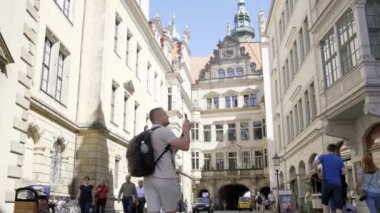Bir erkek turist Almanya 'nın Dresden şehrinde eski caddelerde yürüyor. Avrupa 'da turizm kavramı. Yavaş çekim