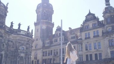Sırt çantalı genç bir turist kadın Almanya 'nın Dresden kentindeki eski sokaklardan geçiyor. Yavaş çekim