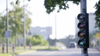 Bisikletçiler için bir trafik lambası şehir sokaklarının arka planında yeşil parlıyor. Yeşil trafik ışığı.