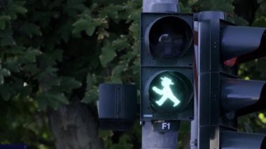 Geceleri yayalar için trafik ışıkları operasyonu. Trafik ışıklarının yeşil ışığı insanlar içindir. Kapat..