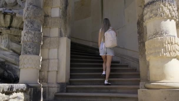 Ein Tourist Mit Rucksack Steigt Die Treppe Eines Geheimnisvollen Europäischen — Stockvideo