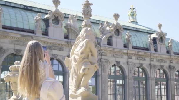 Ragazza Turistica Che Fotografa Zwinger Palace Dresda Donna Felice Vacanza — Video Stock