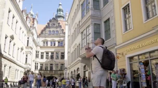 Férfi Turista Séta Drezdában Utazás Németország Túrák Építészet Életmód Nyári — Stock videók
