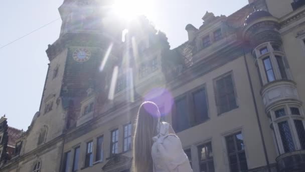 ヨーロッパの古い都市を歩く女性観光客 ライフスタイル 夏の旅行 ヨーロッパの観光コンセプト — ストック動画