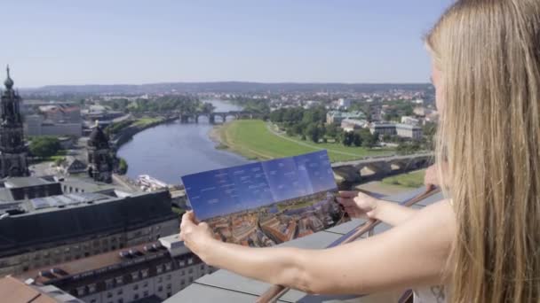 彼女の手 ライフスタイル 夏の旅行 ヨーロッパの観光コンセプトで都市マップを保持する展望デッキの女性観光客 — ストック動画