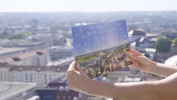 Touristin Auf Der Aussichtsplattform Mit Stadtplan Der Hand Reisen Ausflüge — Stockvideo
