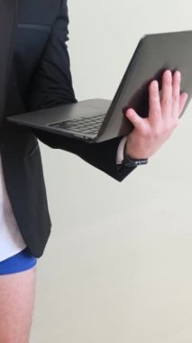 Ofis müdürü evden çalışıyor, üzerinde ceket ve iç çamaşırı var. Serbest meslek sahibi olarak çalış. Dikey video