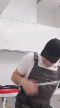 Bir evin inşaatı sırasında gitar gibi bir enstrüman kullanılarak yenileniyor. Bir çocuk bir evi yenilerken şarkı söylüyor. Tamir ve bitirme işleri. Dikey video