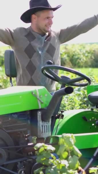 Joven Granjero Feliz Bailando Conduciendo Tractor Campo Agrícola Rural Usa — Vídeos de Stock