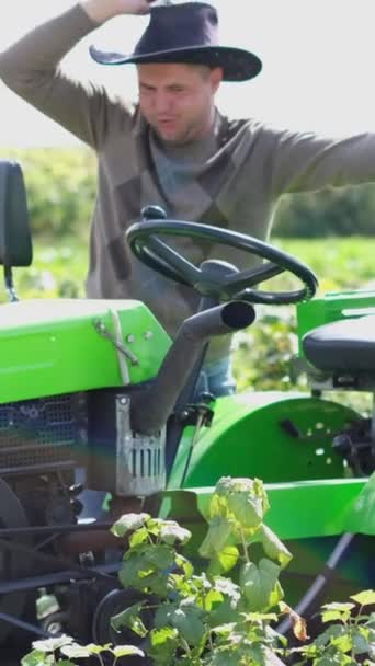 Fazendeiro Feliz Dançando Campo Perto Mini Trator Livre Pomar Agronomista — Vídeo de Stock