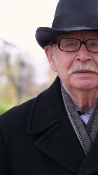 모자에 종류의 할아버지는 공원에서 카메라를 건강한 노인들 비디오 — 비디오