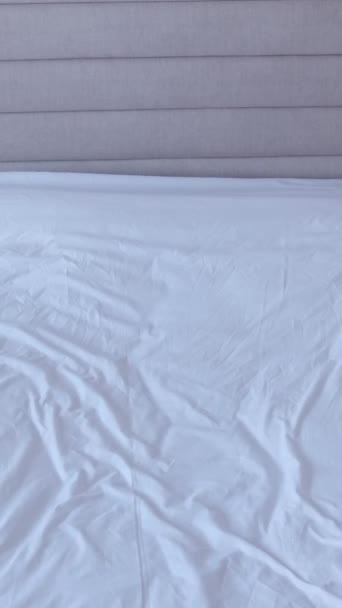 Egy Fekete Öltönyös Férfi Ráesik Egy Ágyra Hálószobában Egy Irodai — Stock videók
