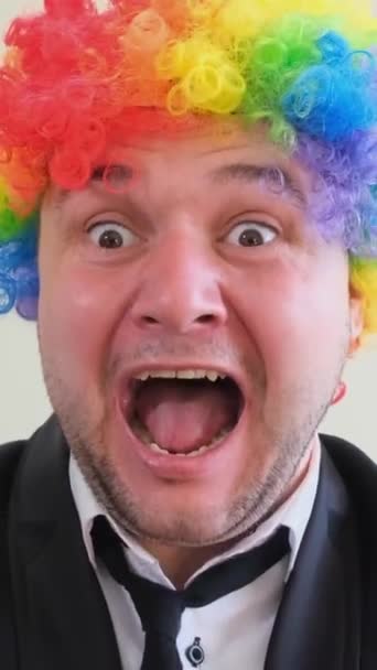 Crazy Man Wig Happy Shouting Camera Strange Man Vertical Video — Stock Video