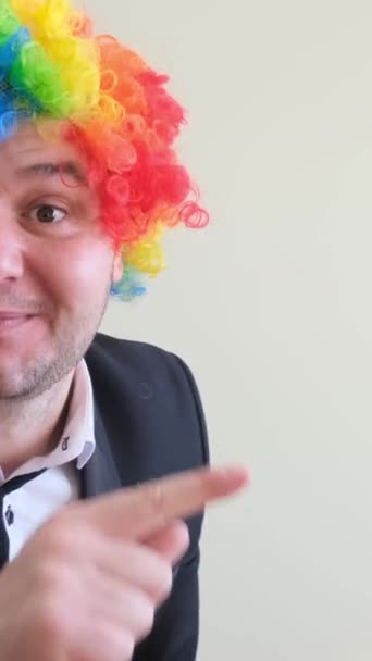Mand Komiker Farverig Paryk Peger Finger Til Side Plads Til – Stock-video