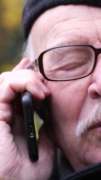 Een Aangename Oude Grijze Man Met Een Bril Zit Een — Stockvideo