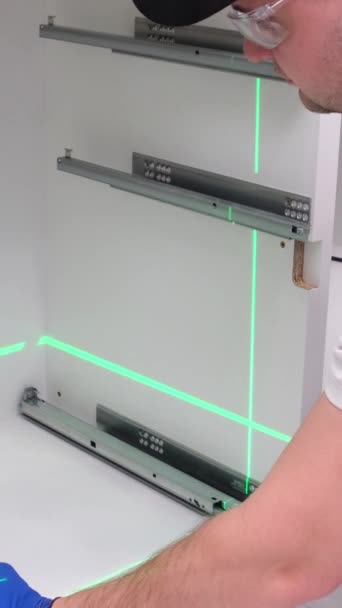 Человек Использующий Лазерный Уровень Установки Ящика Кухонном Шкафу Концепция Ремонта — стоковое видео