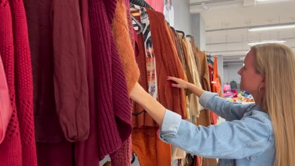 Молода Жінка Дивиться Вживаний Одяг Концепція Продажу Покупок Моди Людей — стокове відео