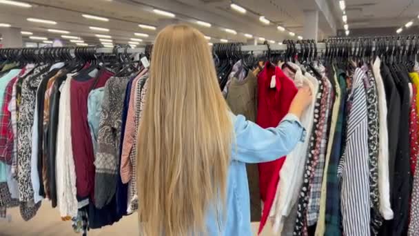 가게에서 여자의 저렴한 아닙니다 사용된 — 비디오