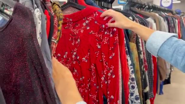 Kobieta Bada Ubrania Sklepie Dla Kobiet Zakupy Ubrań Rabatami Czarny — Wideo stockowe