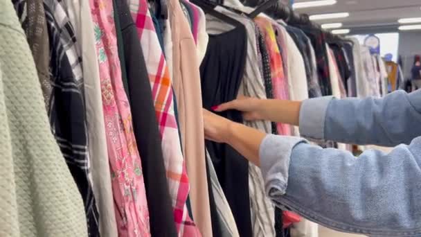 Zbliżenie Kobiecych Dłoni Sklepie Badającym Wybierającym Ubrania Odzież Damska Naturalnych — Wideo stockowe