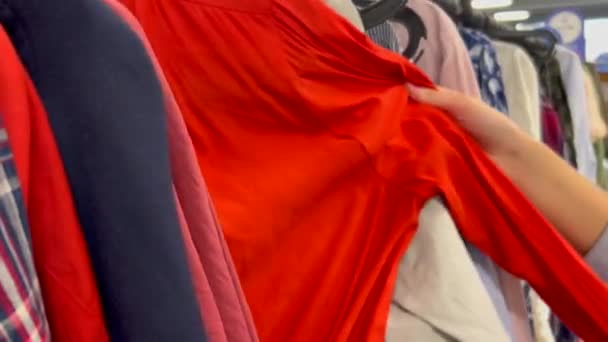 Zakupy Ubrań Rabaty Sklepie Odzieżowym Kupuję Używane Ubrania Druga Ręka — Wideo stockowe