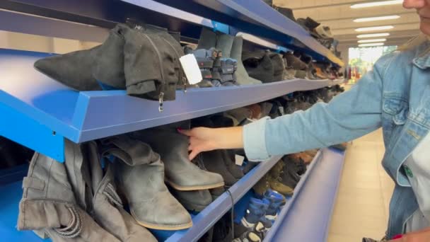 Kobieta Bada Używane Buty Sklepie Używanymi Sprzedaż Obuwia — Wideo stockowe