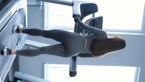 Ein Junges Brünettes Mädchen Trainiert Auf Einem Laufband Einem Fitnessstudio — Stockvideo