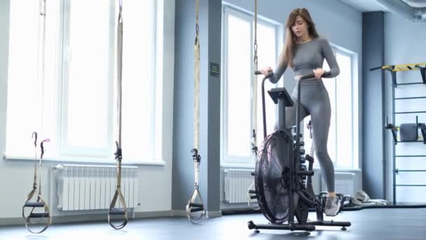Vacker Ung Kvinna Tränar Konditionsträning Crossfit Cykel Tvärsnittskoncept — Stockvideo