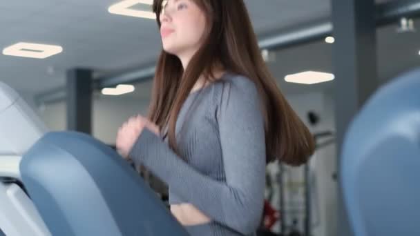 Zeitlupe Frau Beim Ausdauertraining Auf Dem Laufband Fitnessstudio Aktiver Lebensstil — Stockvideo