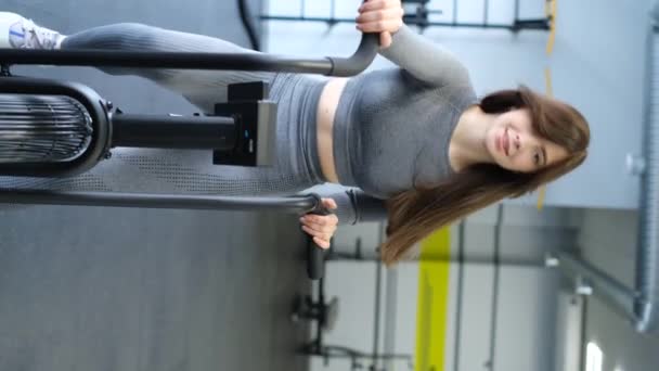 适合有魅力的黑发女子在健身房做空中自行车运动 一位年轻的女运动员正在做有氧运动训练 交叉和锻炼概念 — 图库视频影像