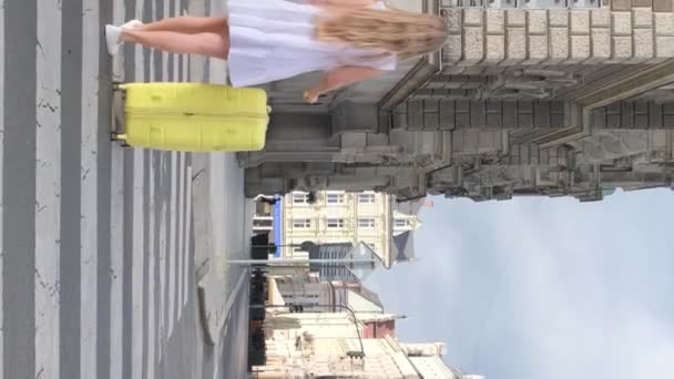Όμορφη Γυναίκα Τουρίστρια Περπατά Μια Βαλίτσα Στο Δρόμο Μια Ευρωπαϊκή — Αρχείο Βίντεο