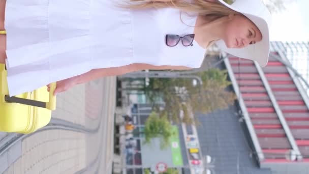 Una Mujer Con Sombrero Blanco Con Una Maleta Camina Por — Vídeos de Stock