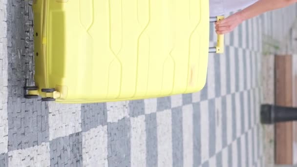 Bir Kız Elinde Bavulla Yaya Geçidinde Yürüyor Seyahat Kavramı Yaşam — Stok video