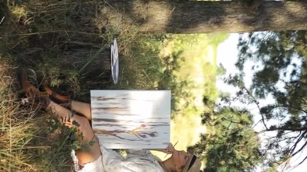 Umělkyně Maluje Obraz Borovém Lese Krásná Dívka Umělkyně Venku Pozadí — Stock video