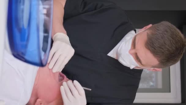Dentista Profesional Instala Dentaduras Postizas Para Anciano Concepto Odontológico Vídeo — Vídeo de stock