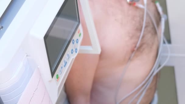 Diagnóstico Especialista Femenino Experimentado Hace Cardiograma Paciente Joven Electrocardiograma Toma — Vídeos de Stock