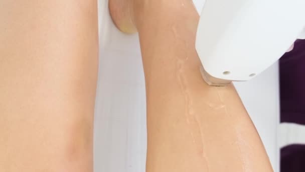 サロンでの脱毛手順中に完璧な女性の足のクローズアップ 足の柔らかく滑らかな毛のない皮 バーティカルビデオ — ストック動画