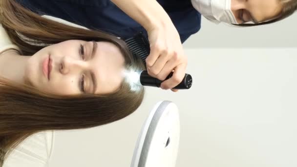 Trichologické Dermatologické Vyšetření Vlasové Pokožky Vlasových Folikulů Pacientky Kosmetické Klinice — Stock video