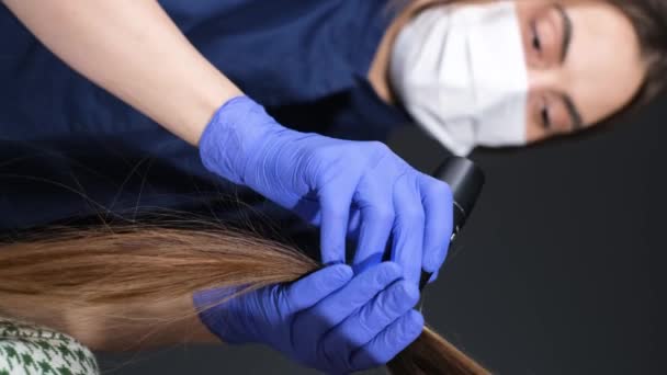 트리코로지스트가 사람을 조사합니다 의사는 머리카락의 구조를 진단합니다 피부과 의사와 비디오 — 비디오